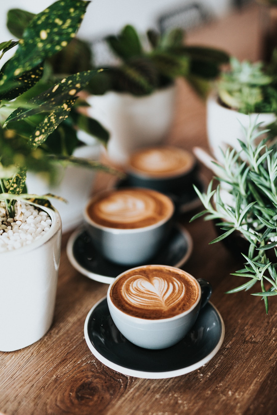 グリーンに囲まれたラテアートのコーヒー